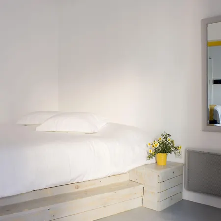 Earino And * Akrotírion