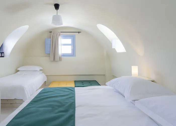 Earino And * Akrotírion