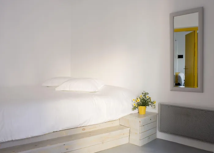 Earino And * Akrotírion