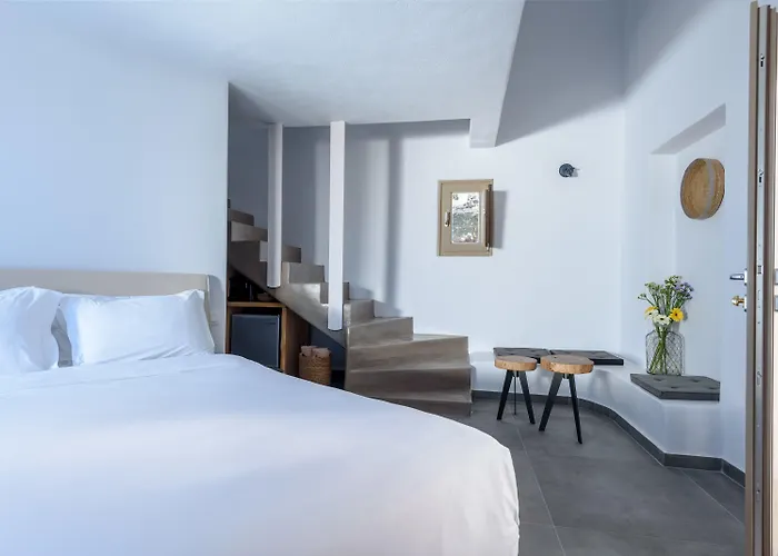 Earino And Akrotírion