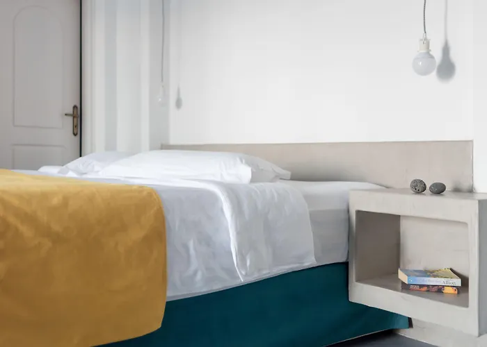 Earino And * Akrotírion